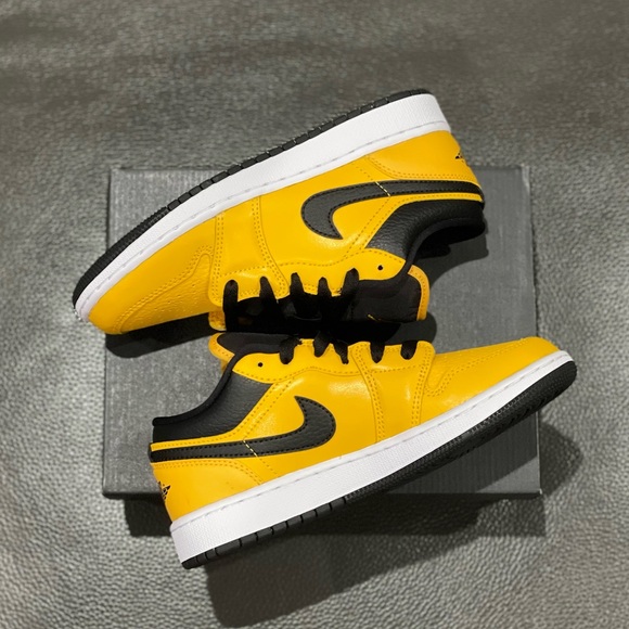 ❌SOLD❌AIR JORDAN 1 LOW (GS) - UNIVERSITY GOLD - Picture 5 of 8